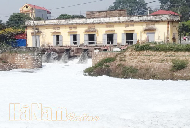 S&ocirc;ng[-]đầy[-]bọt[-]trắng[-]ở[-]H&agrave;[-]Nam[-]&ocirc;[-]nhiễm[-]vượt[-]chuẩn[-]hơn[-]50[-]lần